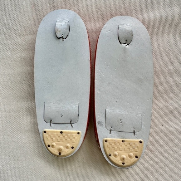 AUTHENTIC, NWOT, VINTAGE JAPANESE GIRLS ZORI GEISHA SANDALS. SILVER BELL IN HEEL - Picture 8 of 9